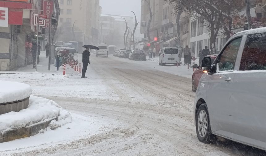 Van’da Yoğun Kar Yağışı Hayatı Olumsuz Etkiledi