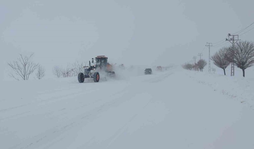 Kardan dolayı kapanan Kurubaş Geçidi ulaşıma açıldı