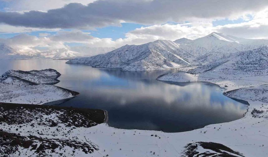 Van Gölü’nde beyaz ile mavi buluştu