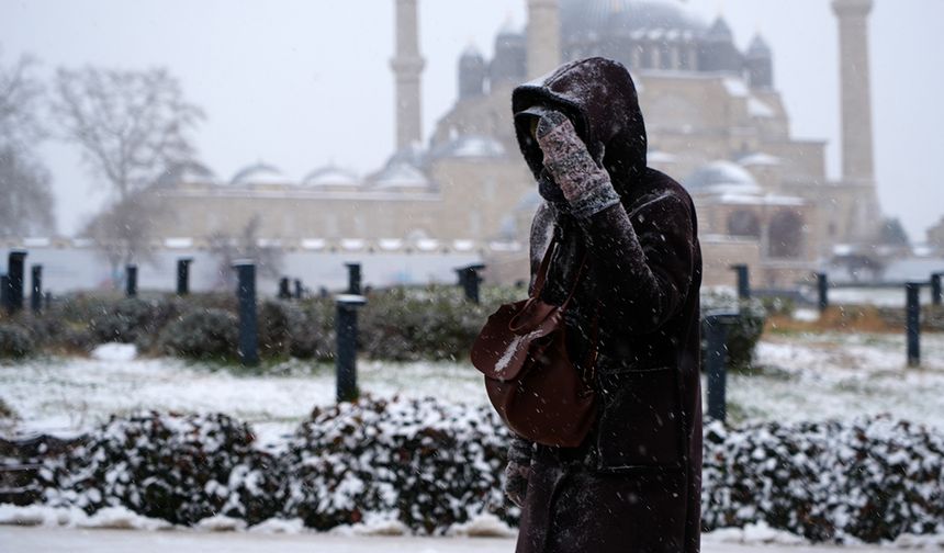 Balkanlardan gelen soğuk hava Edirne’de kışı hissettirdi