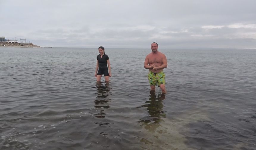 Dondurucu soğukta Van Gölü’nde kulaç attılar