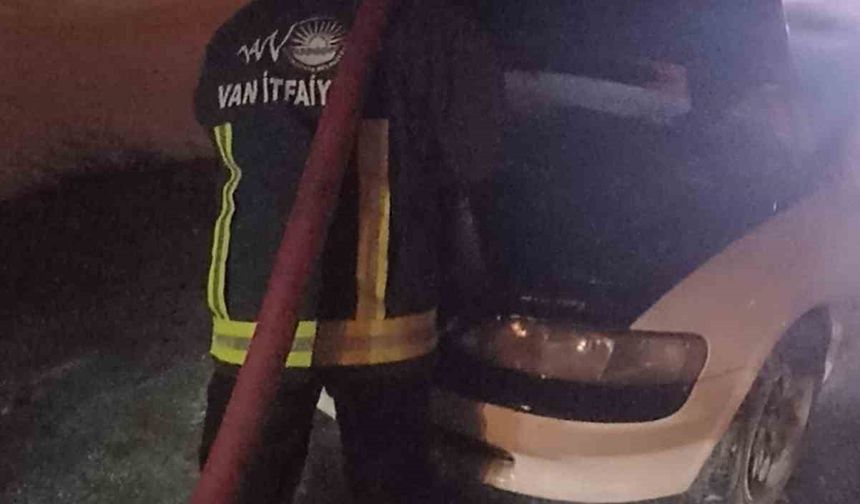 Van'da hareket halindeki otomobil alev aldı