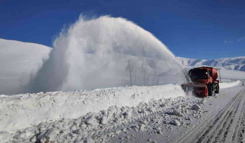 Van Karabet Geçidi’nde kar kalınlığı 2 metreyi geçti
