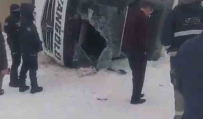 Van yolcu otobüsü Ağrı’da devrildi: 16 yaralı