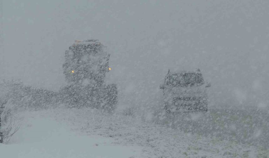 Van Kurubaş Geçidi’nde kar yağışı ve sis etkili oldu