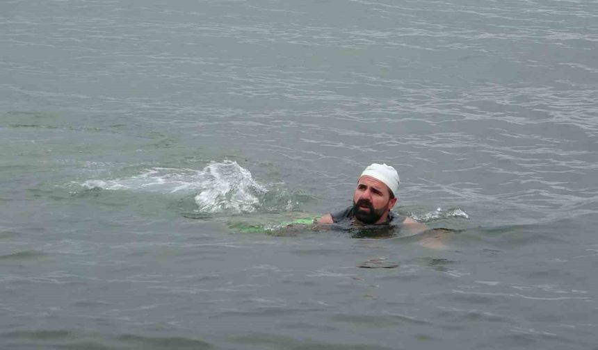 Dondurucu soğuğa rağmen Van Gölü’nde şifa kulaçları attı