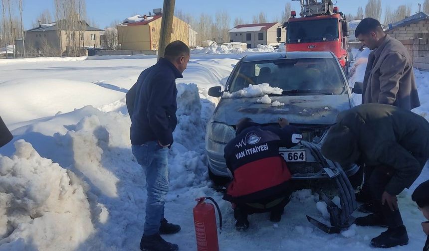 Van'da seyir halindeki otomobil alev aldı