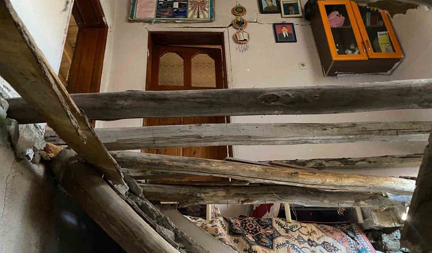 Van Çatak’ta evin toprak damı çöktü