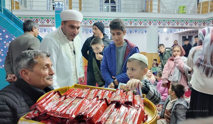 Van'da teravihe gelen çocuklara imamdan ikramlar