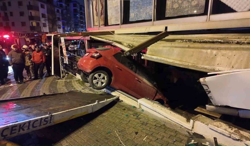 Kontrolden çıkan otomobil iş yerine daldı