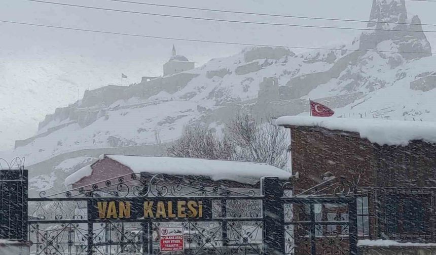 Van'da kapalı olan 390 yoldan 230'u açıldı