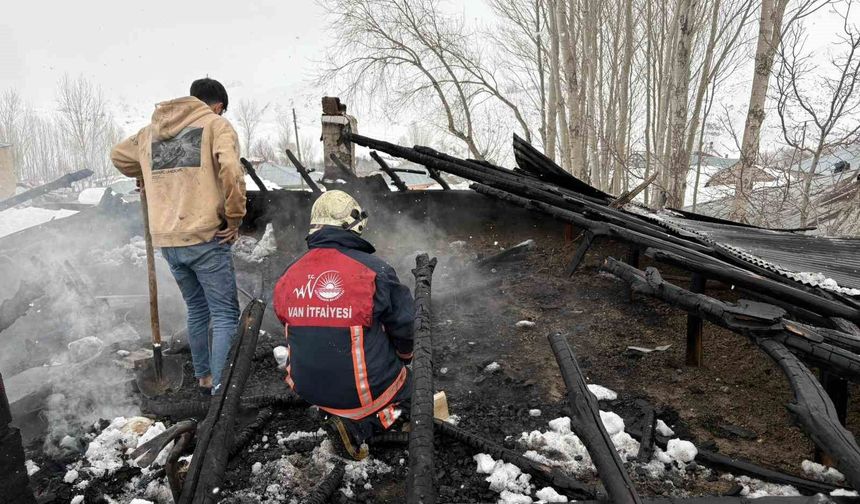 Erciş'te çatı yangını!