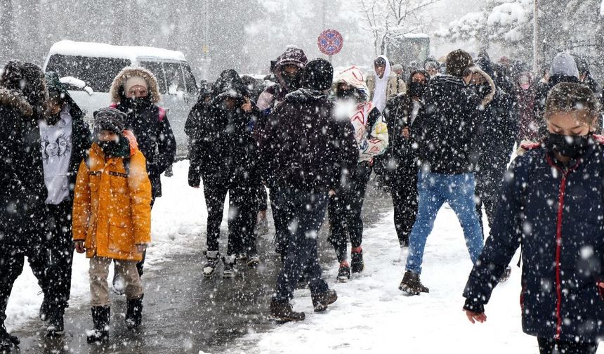 Van’da yarın okullar tatil mi? Gözler valiliğe çevrildi
