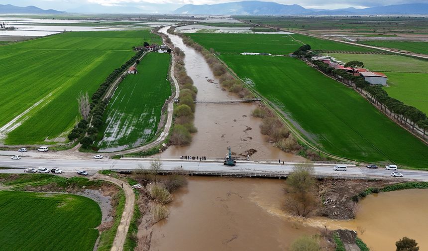 Yağışlar sonrası Büyük Menderes köprü seviyesine ulaştı