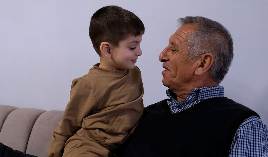 Bakan Kurum, depremzede Yusuf ile dedesinin umut dolu hikâyesini paylaştı