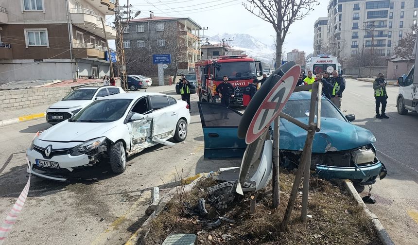 Van Edremit’te iki otomobil çarpıştı, 5 kişi yaralandı