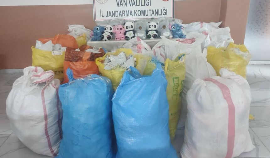 Van Başkale’de 3 milyon 400 bin TL’lik kaçak eşya ele geçirildi