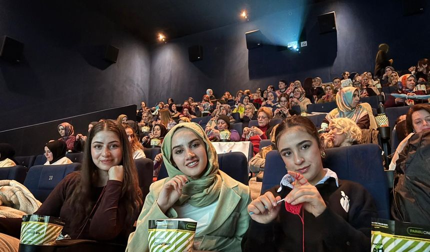 Van’da 150 kadın, sinema salonunda aynı anda örgü ördü