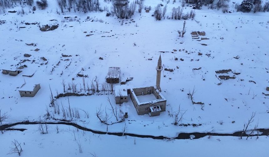 Bir zamanlar sular altında kalan köy, bu kez karla kaplandı