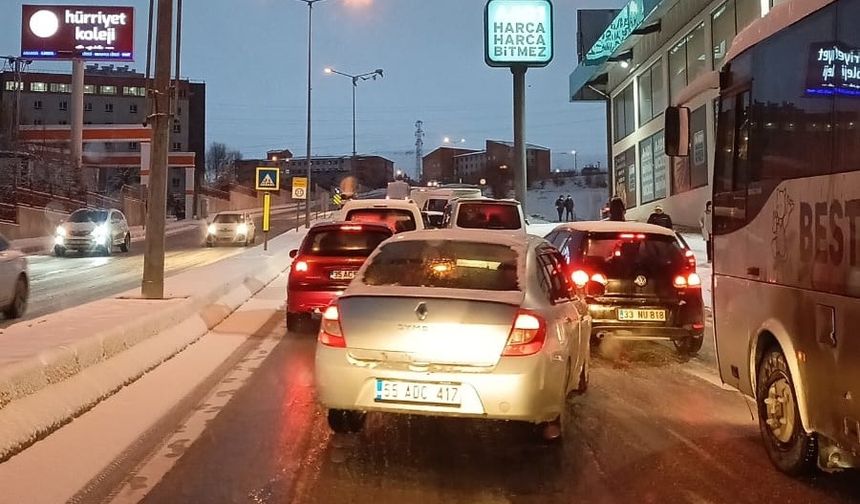 Van’da kar yağışı trafiği felç etti: Sürücüler dakikalarca yolda kaldı