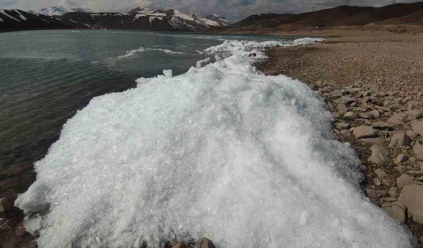 Gürpınar Zernek Barajı’nda Sibirya Soğuklarıyla Dalgalar Dondu