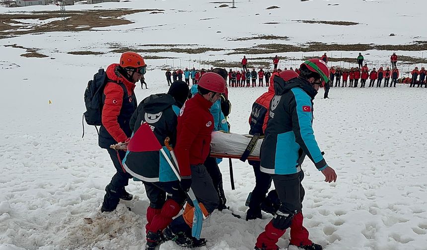 Van’da çığ tatbikatı gerçeği aratmadı: 150 personel görev aldı