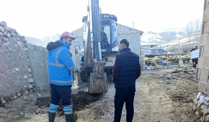 VASKİ Ekiplerinden Gürpınar'da Şebeke Hattı Tıkanıklıklarına Müdahale