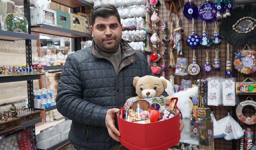 Van’da Sevgililer Günü Öncesi Hediyelik Eşyalara Yoğun İlgi