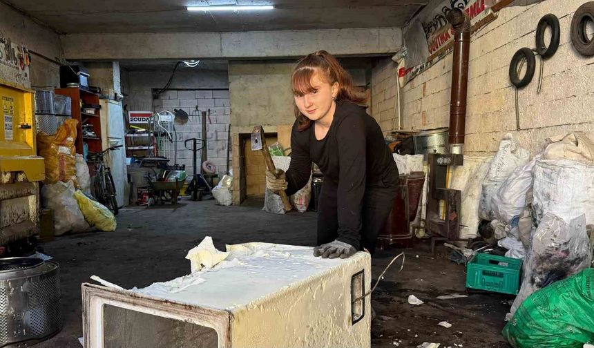 Genç Sporcu, Geri Dönüşüm Atölyesinde Hem Üretiyor Hem Spor Yapıyor