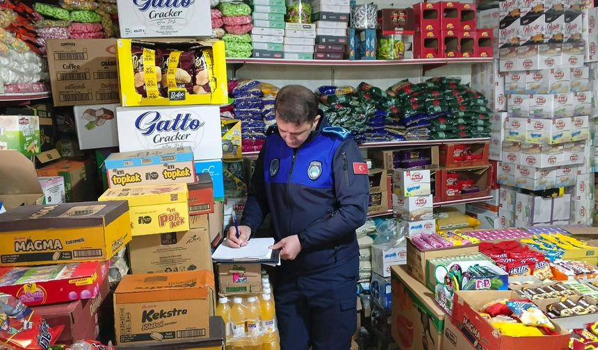 Van Edremit’te halk sağlığı için tarihi geçmiş ürünlere el konuldu