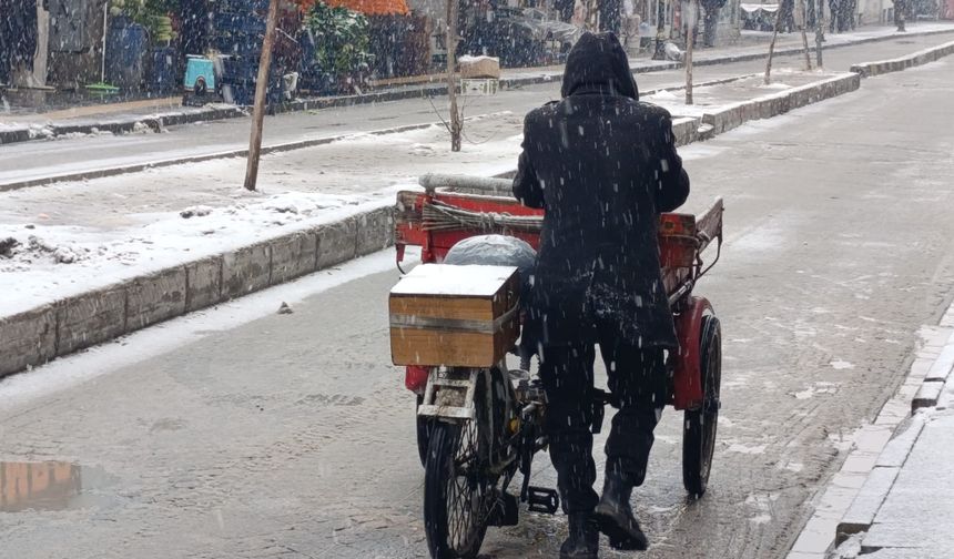 Van’da kar yağışı etkili oldu: Ulaşımda aksama meydana geldi