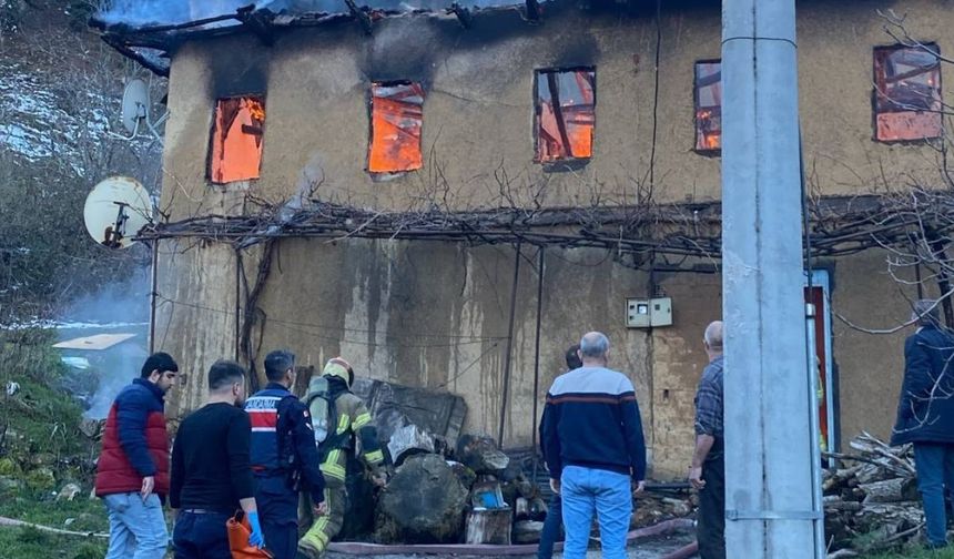 Alevler can aldı: Yaşlı kadın hayatını kaybetti