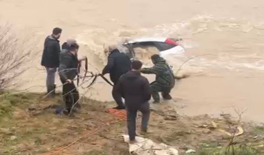 Sürücü son anda kurtuldu, otomobil suda kaldı: Vatandaşlar halatla seferber oldu