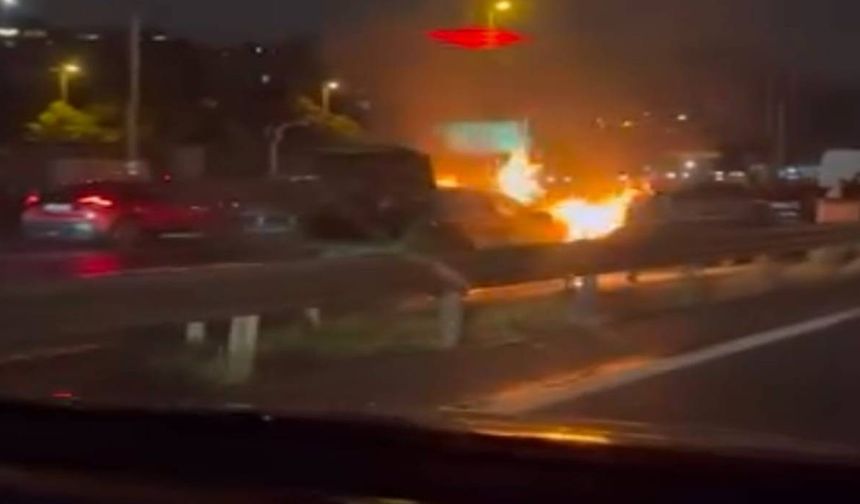 Haliç Köprüsü’nde faciadan dönüldü: Yanan aracı yoldan geçen su tankeri söndürdü