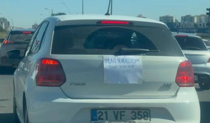 Kadın sürücünün arabasının arkasındaki yazı dikkat çekti