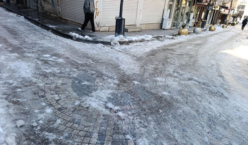 Van’da bayram öncesi "Buz" çilesi: Ara sokaklar buz pistini aratmıyor