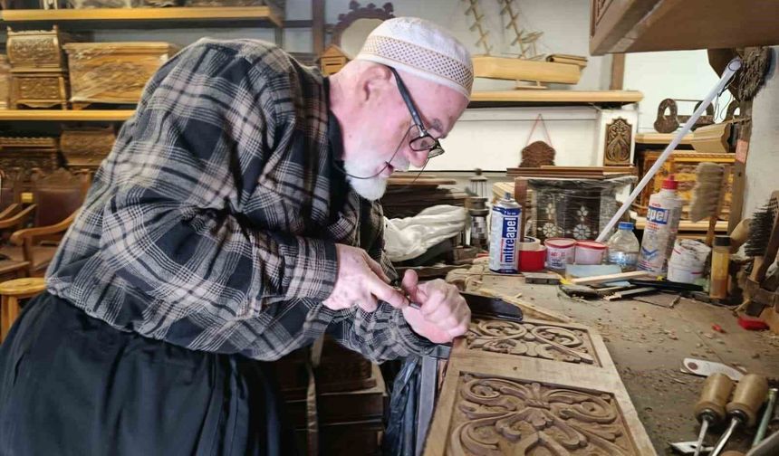 49 yıldır oymacı sandık ustalığı yapıyor