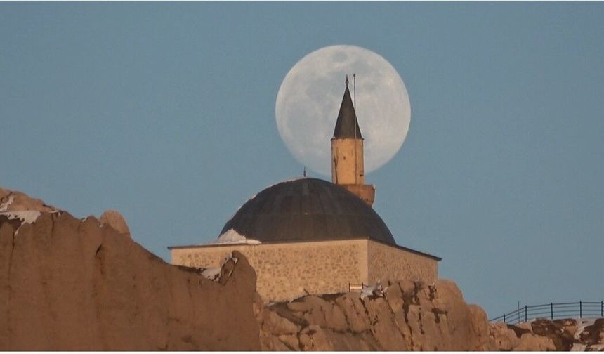 Van’da dolunay tarihi silueti aydınlattı