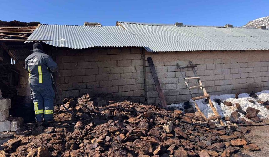 Muradiye’de ahır yangını korkuttu