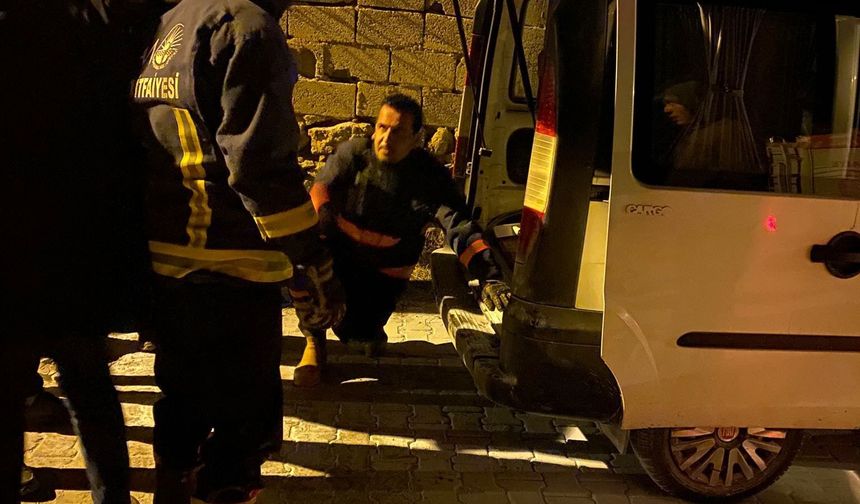 Van'da park halindeki kamyonetin motoru yandı