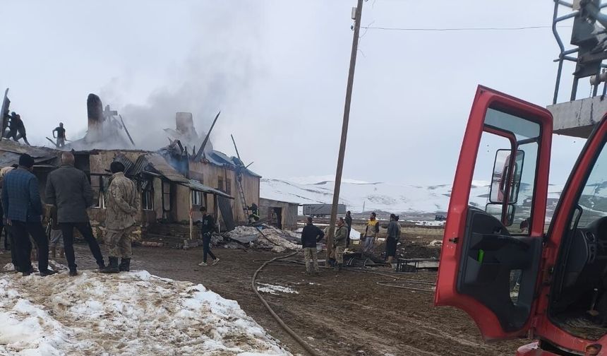 Van Başkale’de ev yangını