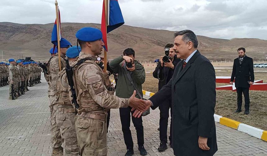 Bakan Çiftçi Van'da asker ve vatandaşlarla bayramlaştı