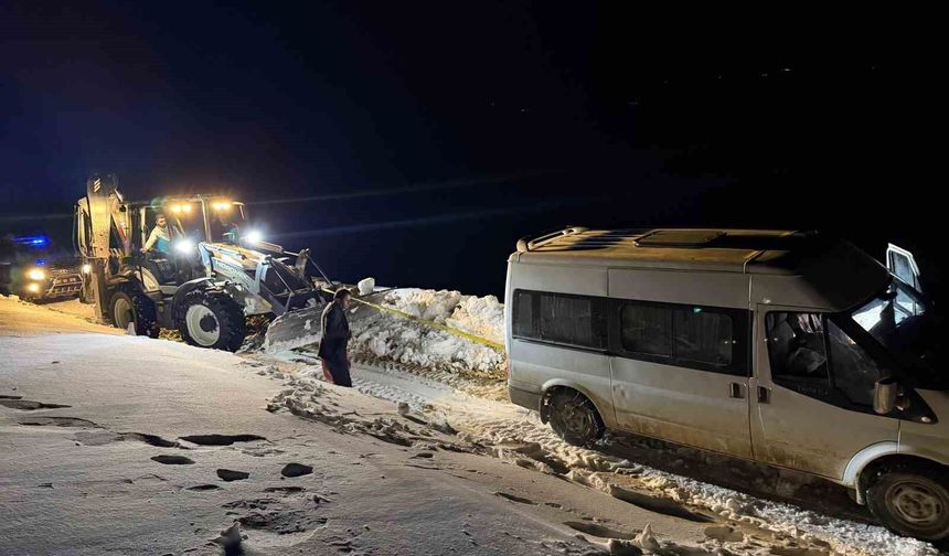 Van'da yoldan çıkan minibüs kara saplandı