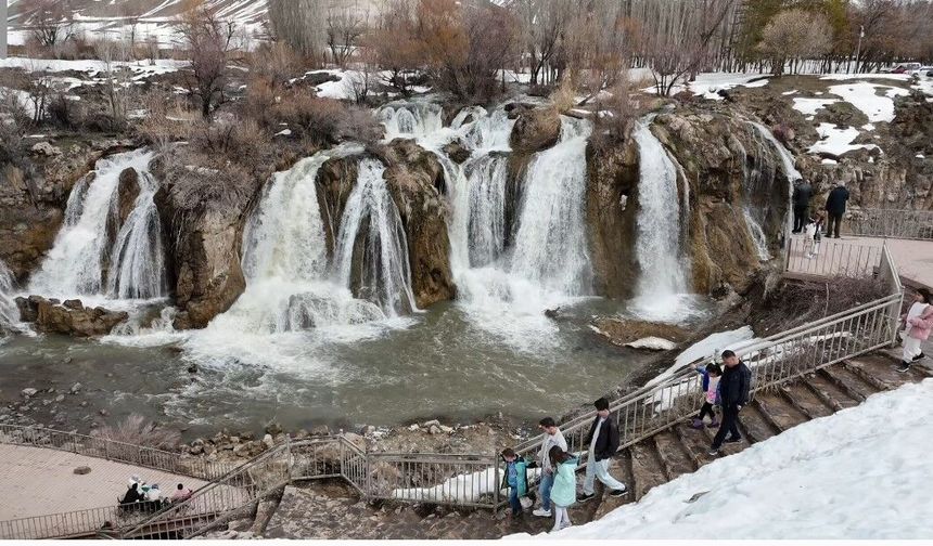 Muradiye Şelalesi’nde Bahar Coşkusu
