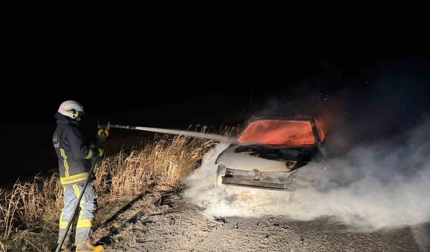 Van’da seyir halindeki otomobil yandı