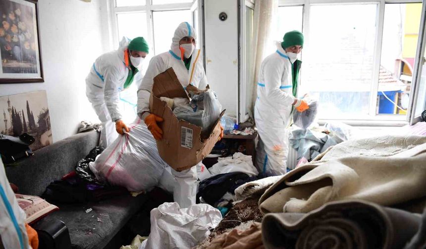 Bir daireden tonlarca çöp çıktı