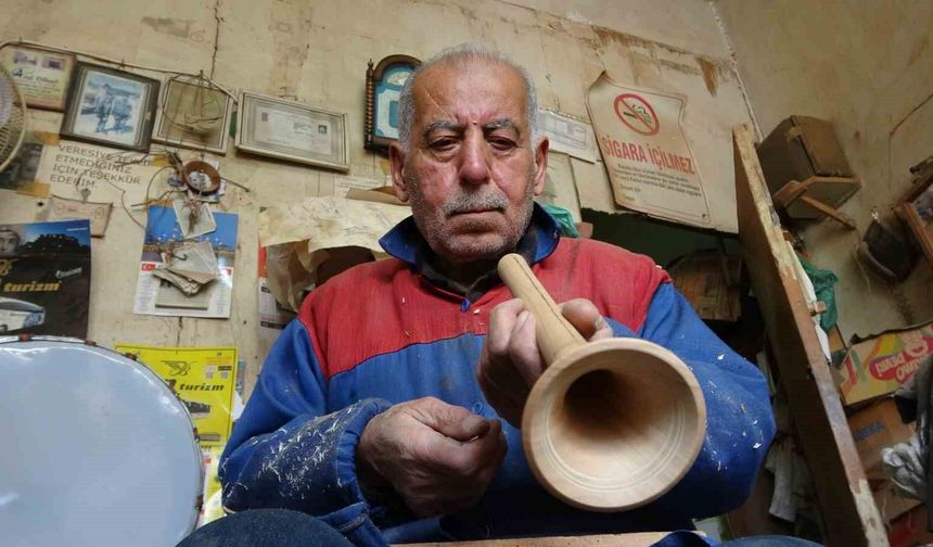 55 yıllık zurna ustası ağaçlara şekil veriyor