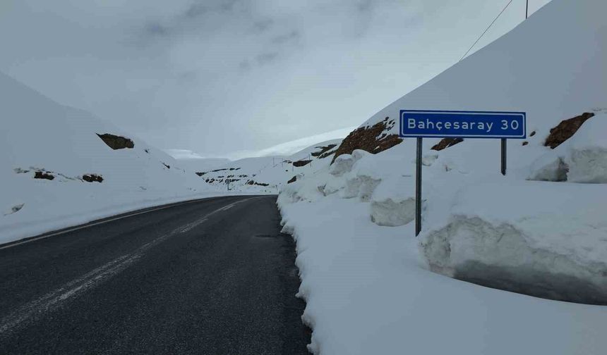 Bahçesaray'da kar rekoru: Kar kalınlığı 4 metreye yaklaştı