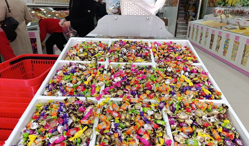 Van’da rengarenk şekerlemeler tezgahlarda yerini aldı