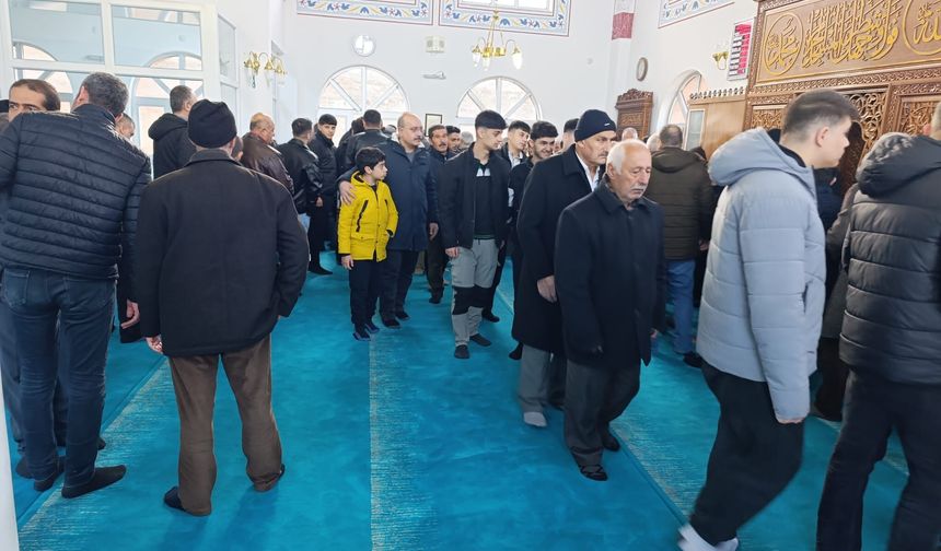 Van’da bayram namazı coşkusu: Camilerde saf tutuldu